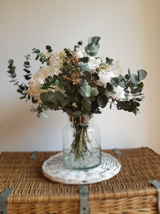 Jarrón hortensias, eucalipto y paniculata